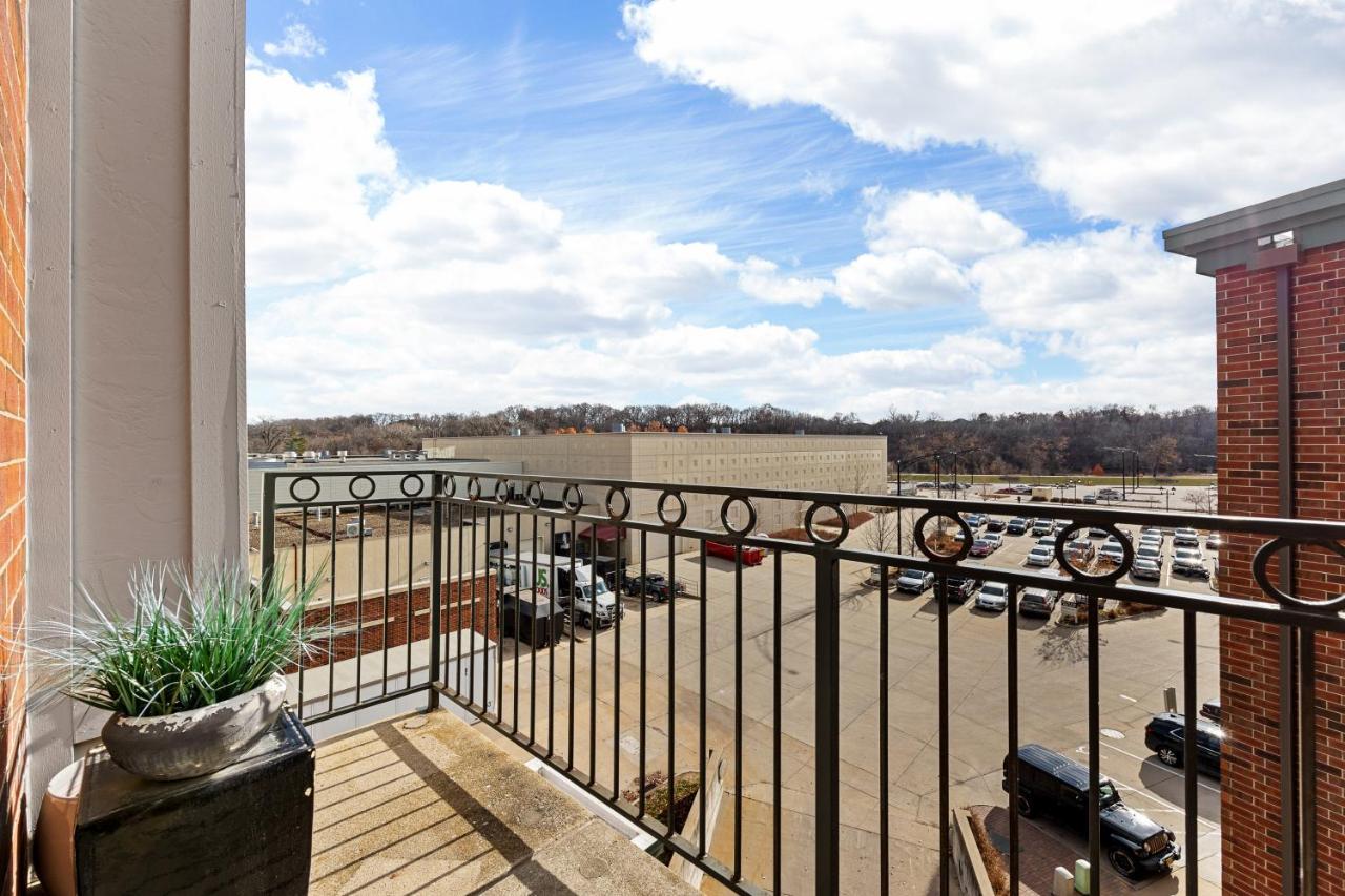 Iowa River Landing Luxury 2-Bed & 2-Bath Condo Coralville Exterior photo