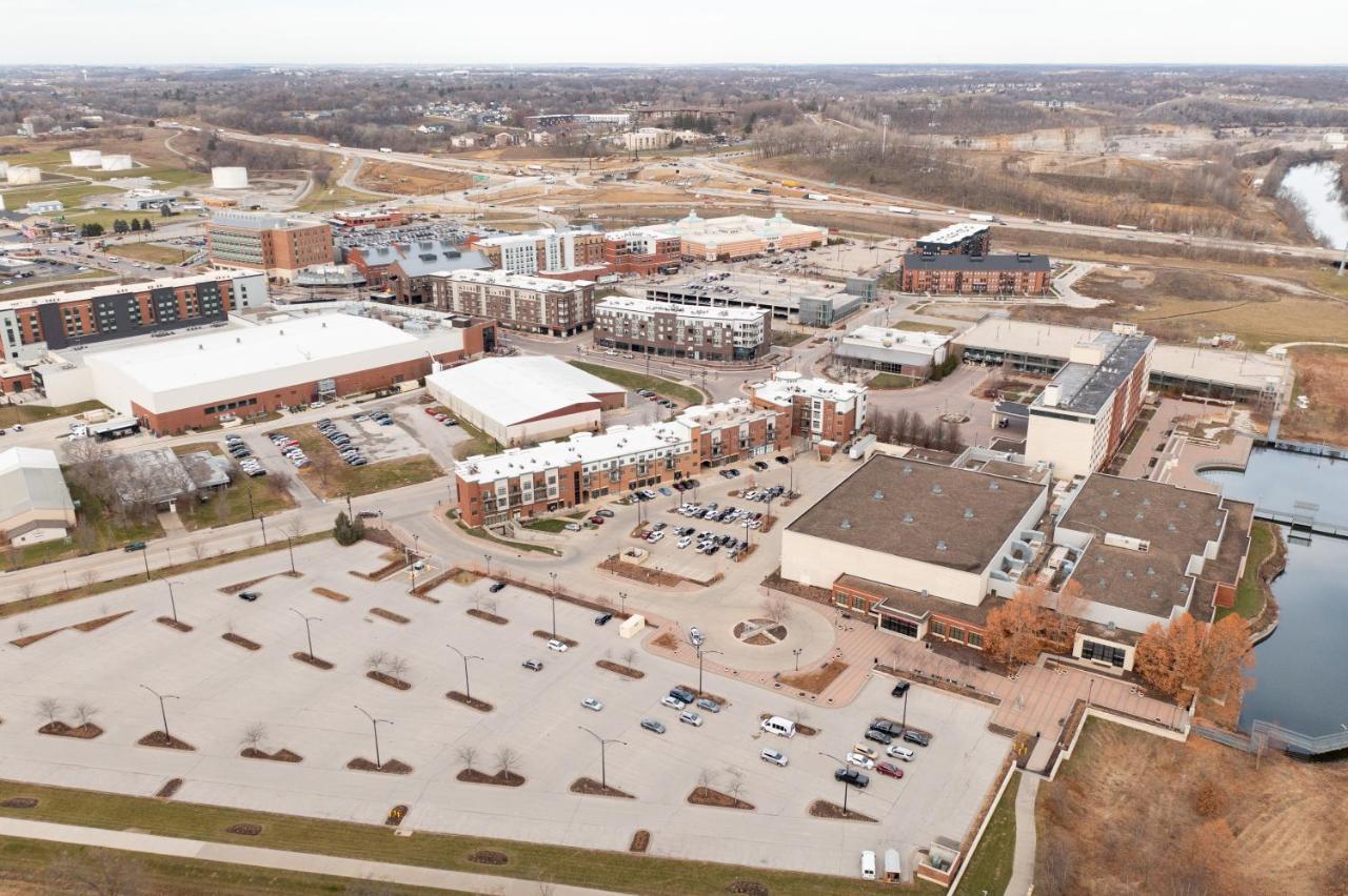 Iowa River Landing Luxury 2-Bed & 2-Bath Condo Coralville Exterior photo